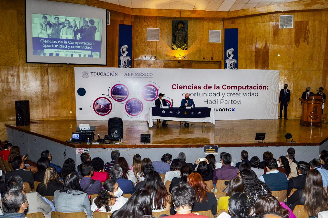 Participan mil 300 alumnos, docentes y normalistas de la Ciudad de México en ciclo de conferencias de Code.org