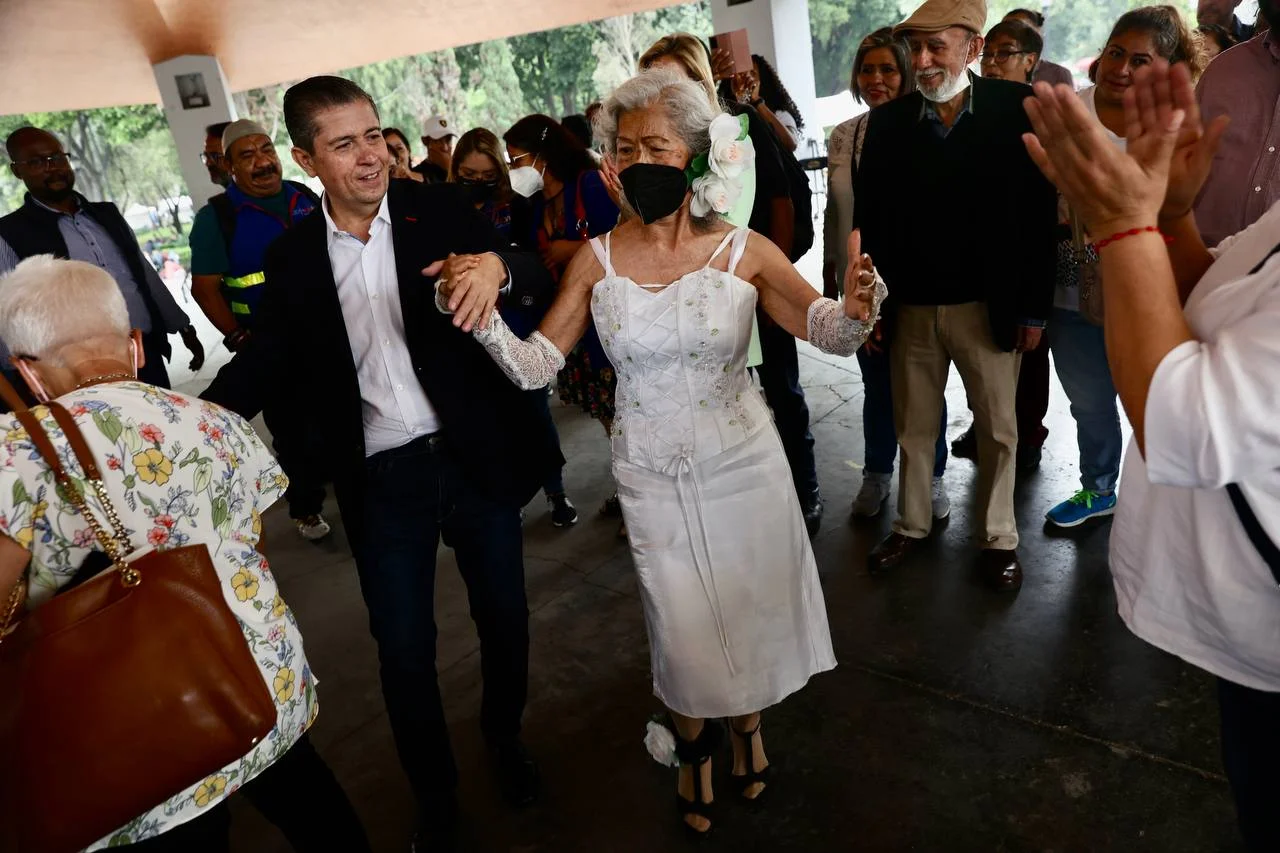 CELEBRA COYOACÁN A LAS Y LOS ABUELOS CON DANZÓN GIOVANI GUTIERREZ