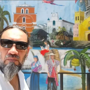 Damián Martínez posa frente a un mural representativo de Chiapas durante la presentación del Bats'i Fest 2026 en Casa Chiapas, Ciudad de México.