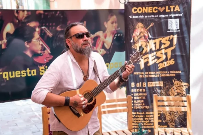 Damián Martínez interpreta rock en lenguas originarias durante la presentación del Bats'i Fest 2026 en Casa Chiapas, Ciudad de México.