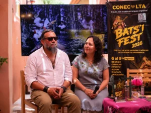 Damián Martínez y Angélica Altúzar durante la presentación del Bats'i Fest 2026 en Casa Chiapas, impulsando el reconocimiento del rock y las lenguas originarias en México.