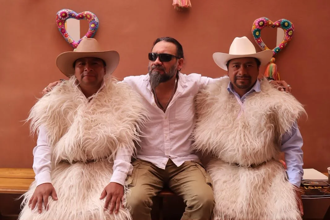Damián Martínez acompañado por músicos de pueblos originarios durante un encuentro previo al Bats'i Fest 2026, en una imagen que representa el diálogo cultural más allá del escenario.