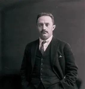 Retrato en blanco y negro de José Vasconcelos, filósofo y exrector de la UNAM, símbolo de la educación pública en México.
