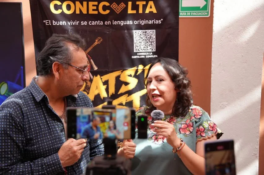 Víctor Franco entrevista a Angélica Altuzar durante la cobertura especial del Bats'i Fest 2026, en una conversación sobre cultura, lenguas originarias y el papel de CONECULTA Chiapas.