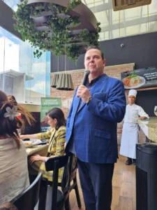 Salvador Villalobos Consejo de la Comunicación en Italianni’s Día Mundial de la Lasaña