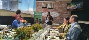 Mariana Pozos en el Día Mundial de la Lasaña, Italianni’s México