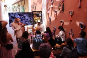 Músicos de pueblos originarios interpretan un recital durante la presentación del Bats'i Fest 2026 en Casa Chiapas, Ciudad de México.