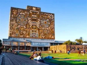 Vista de la Biblioteca Central de la UNAM con su mural histórico, símbolo de educación pública y movilidad social en México.