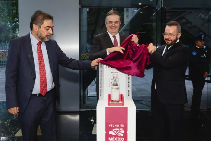 Autoridades mexicanas presentan la Botella Institucional “Hecho en México” durante el Día Nacional del Tequila, símbolo de unidad y orgullo nacional.