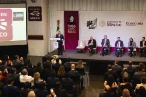 Evento oficial de la Secretaría de Economía en el Día Nacional del Tequila, con autoridades presentando el distintivo Hecho en México.
