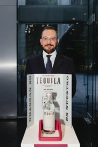 Roberto Ciprés Cruces, presidente de la CNIT, presenta la Botella Institucional Hecho en México durante el Día Nacional del Tequila.