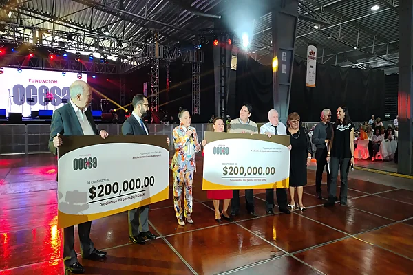 Fundación OCESA entrega cheque simbólico de 200 mil pesos a asociaciones civiles.