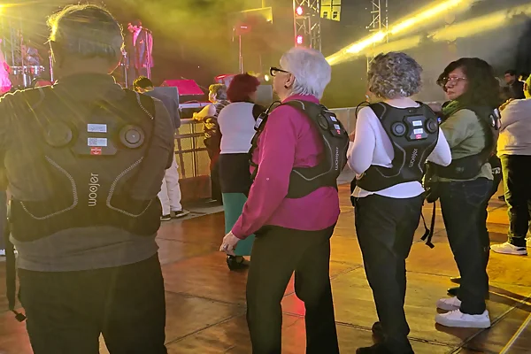 Adultos mayores de la comunidad sorda disfrutan con chalecos sensoriales en Festejando a los Grandes.