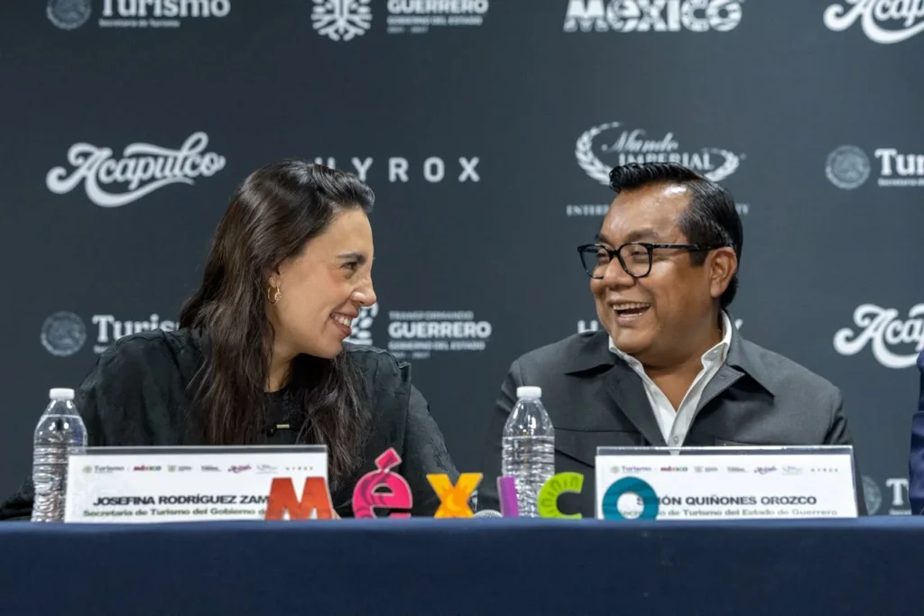 Josefina Rodríguez Zamora y Simón Quiñones Orozco en conferencia de HYROX Acapulco 2026, fortaleciendo turismo deportivo en Guerrero. 