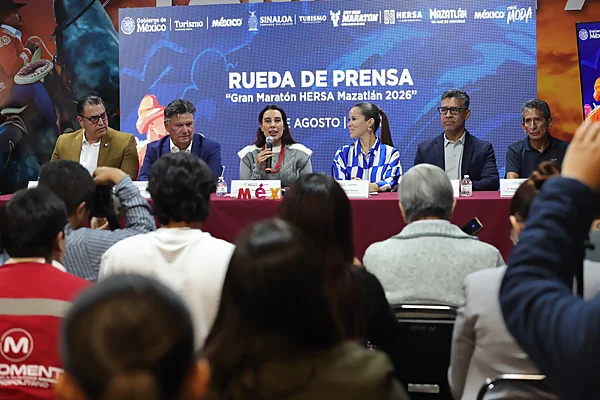 Josefina Rodríguez Zamora en presidium de la rueda de prensa del Gran Maratón HERSA Mazatlán 2026 junto a autoridades y organizadores. 