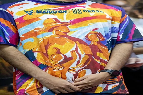 Camiseta oficial del XXV Gran Maratón HERSA Mazatlán 2026 con diseño conmemorativo de turismo deportivo. 
