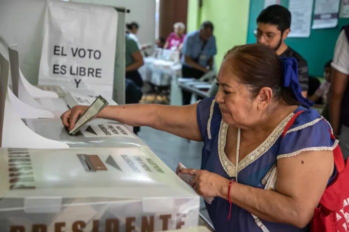 Democracia como estilo de vida – voto libre en México Ciudadano ejerciendo voto libre y secreto en México – democracia como estilo de vida