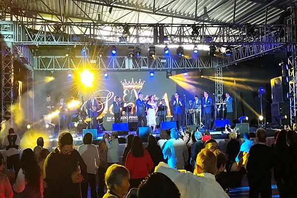 Adultos mayores bailan con alegría en el Palacio de los Deportes durante Festejando a los Grandes.