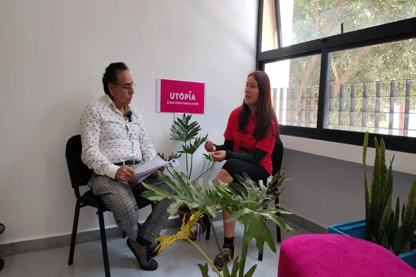 Patricia Guerrero y Víctor Franco durante entrevista en la Utopía Elena Poniatowska Amor en Coyoacán