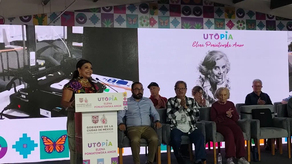 Clara Brugada en la inauguración de la Utopía Elena Poniatowska Amor en Coyoacán, destacando la transformación urbana y los servicios comunitarios.