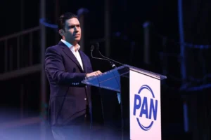 Jorge Romero, presidente nacional del PAN, en conferencia institucional con logotipo del partido en el podio, imagen interior de la nota editorial sobre una oposición cómoda.