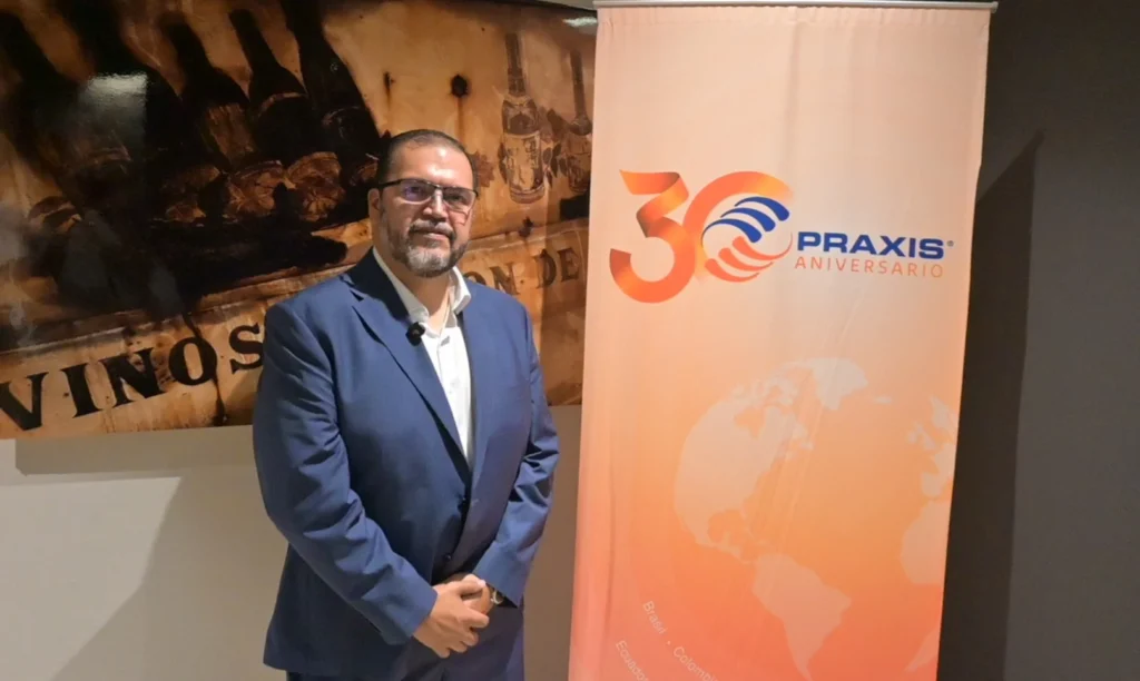   "Banner institucional de Praxis 30 aniversario con logotipo y países participantes: Brasil, Colombia, Ecuador, México, Perú y USA