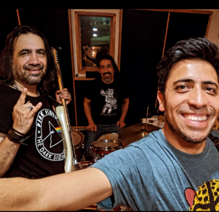 Músicos reunidos en un estudio de grabación durante un proceso creativo que representa a las nuevas generaciones vinculadas al espíritu del Bats'i Fest 2026 y a la continuidad de la música de los pueblos originarios.
