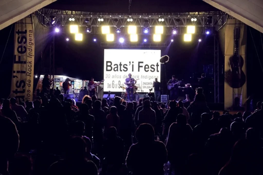 Público reunido frente al escenario del Bats'i Fest durante una presentación musical, imagen que simboliza la continuidad y el futuro del movimiento cultural impulsado por el festival.