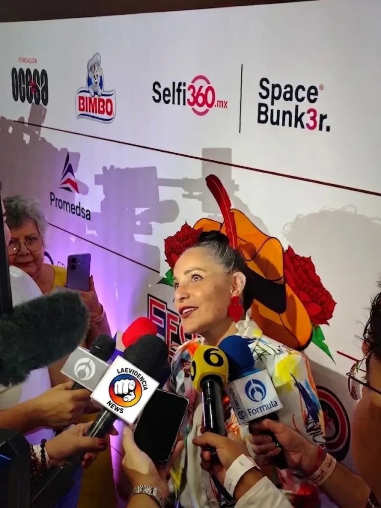 Lolita Cortés sonríe como madrina del evento Festejando a los Grandes.