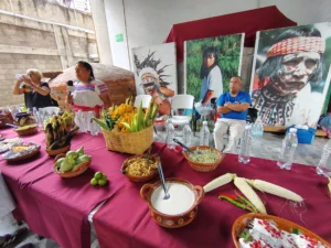 Campesinos de San Juan Ixtayopan mostrando la semilla chalca nativa.