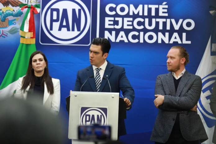 Conferencia del Partido Acción Nacional en el Comité Ejecutivo Nacional, con dirigentes en podio y banderas oficiales, imagen destacada de la nota editorial sobre una oposición cómoda.