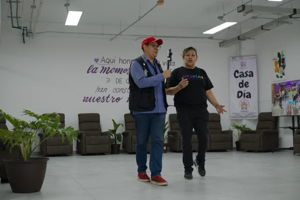 Ricardo Rodríguez durante el recorrido por la UTOPÍA Elena Poniatowska Amor en Coyoacán