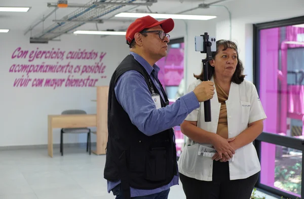 Ricardo Rodríguez durante el recorrido por el área de Salud de la UTOPÍA Elena Poniatowska Amor en Coyoacán