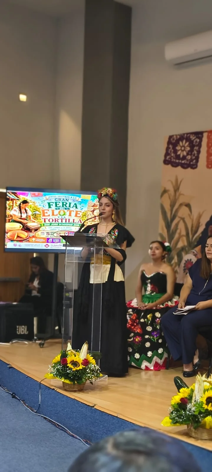 Reina María Fernanda Muñiz Vázquez con atuendo típico de Indita en la Feria del Elote 2026.