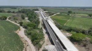 Puente del Libramiento de Mante en zona agrícola de Tamaulipas