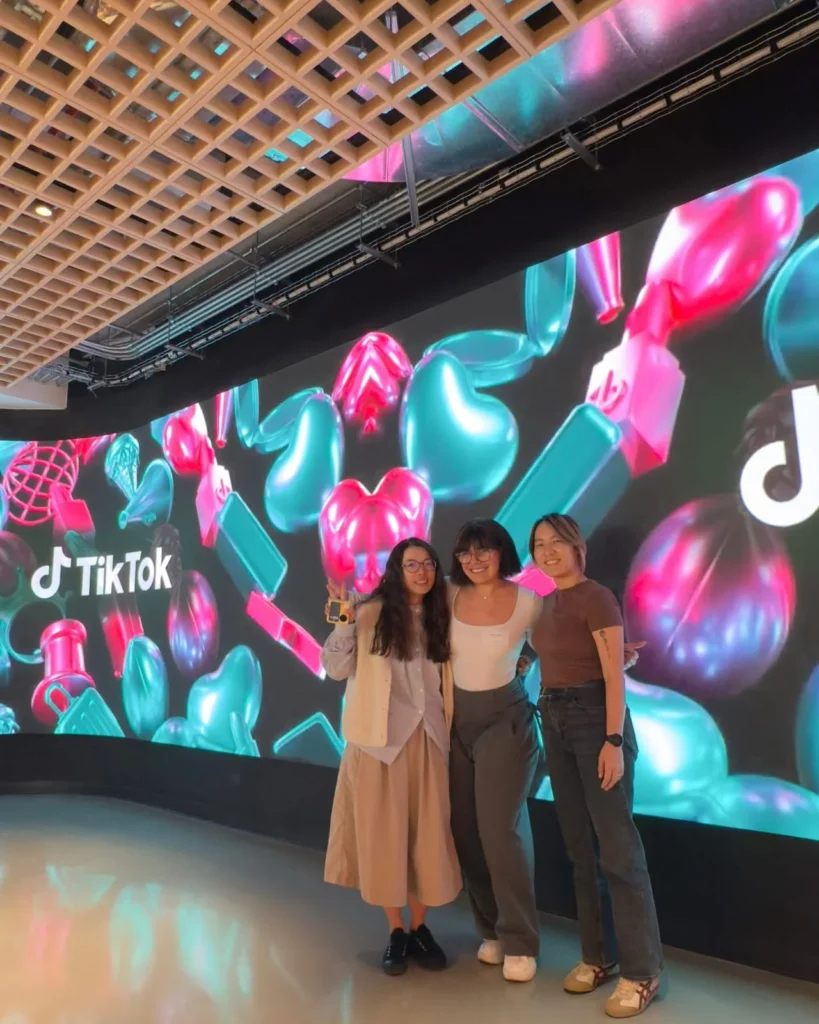 Valeria Hekker en evento de TikTok con pantalla digital