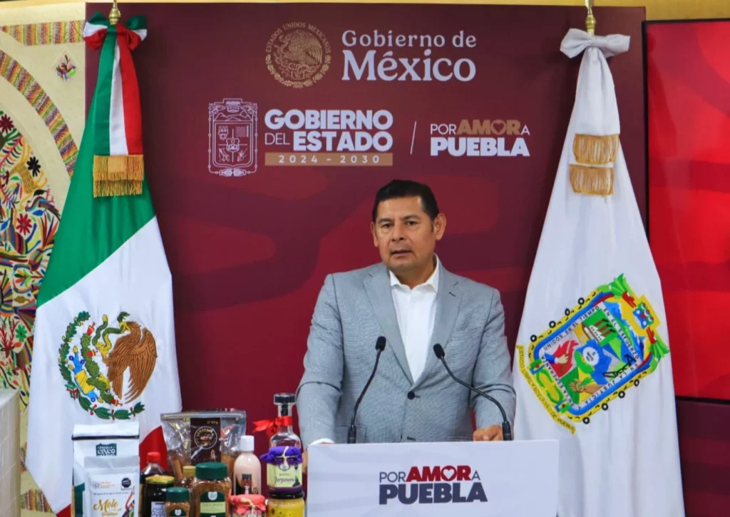 Gobernador Alejandro Armenta en podio Por Amor a Puebla durante conferencia ambiental