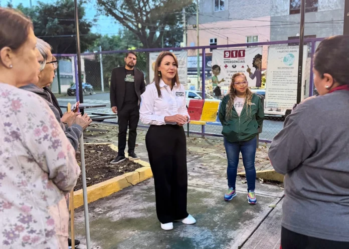 Leonor Otegui dialoga con vecinas y vecinos sobre salud preventiva y deducción fiscal de la vacuna contra el VPH en Ciudad de México.