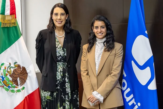 Josefina Rodríguez Zamora y Shaikha Nasser Al Nowais en encuentro México–ONU Turismo con banderas oficiales.