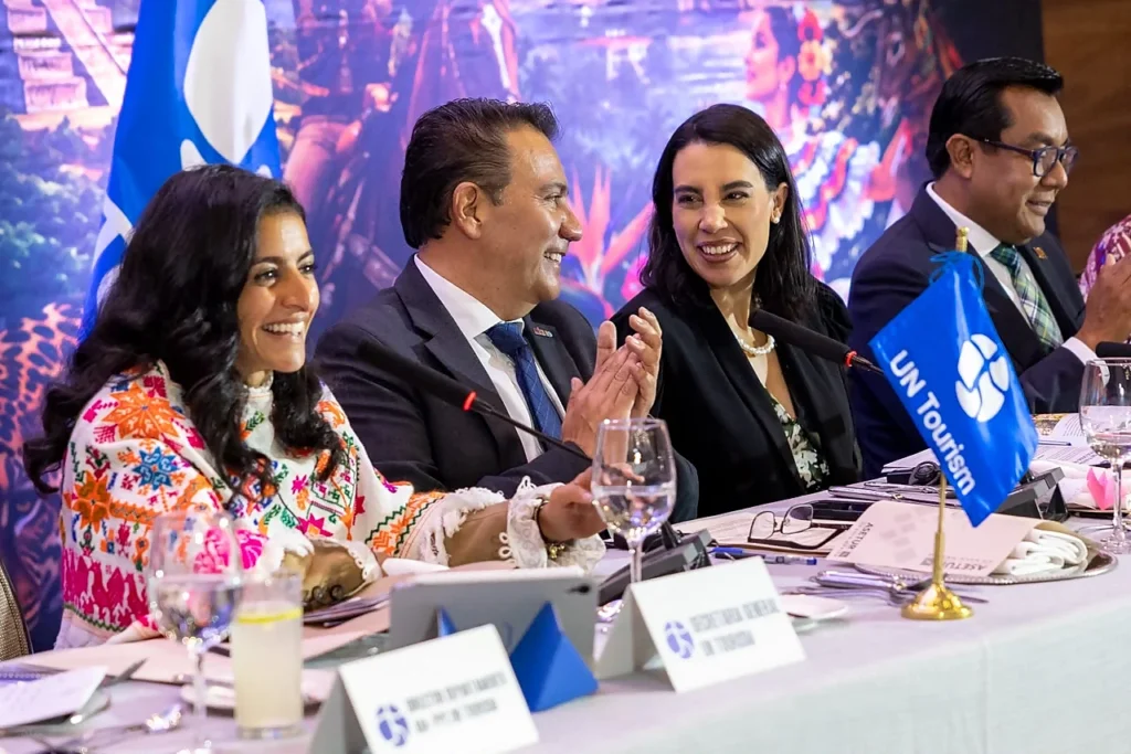 Secretarios de Turismo de México y ONU Turismo en foto grupal durante la Asamblea de ASETUR.