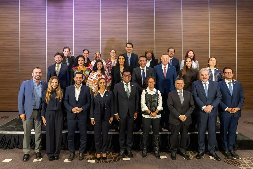 Secretarios de Turismo de México y ONU Turismo en foto grupal durante la Asamblea de ASETUR.