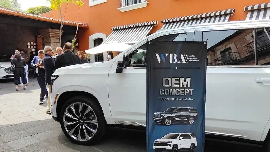 Vehículo exhibido por WBA Blindajes Alemanes junto a un panel informativo sobre OEM Concept durante la celebración de los 30 años de la empresa en México.