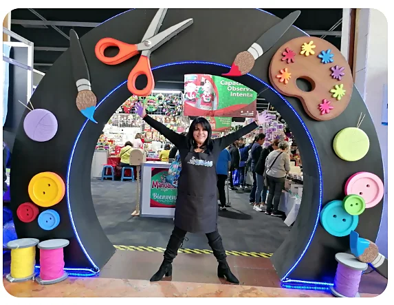 Arco decorativo en Expo Manualidades CDMX con símbolos creativos y bienvenida a los asistentes