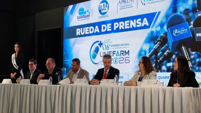 Rueda de prensa del 16 Congreso Nacional Comercial UNEFARM sobre los desafíos del sector farmacéutico mexicano.