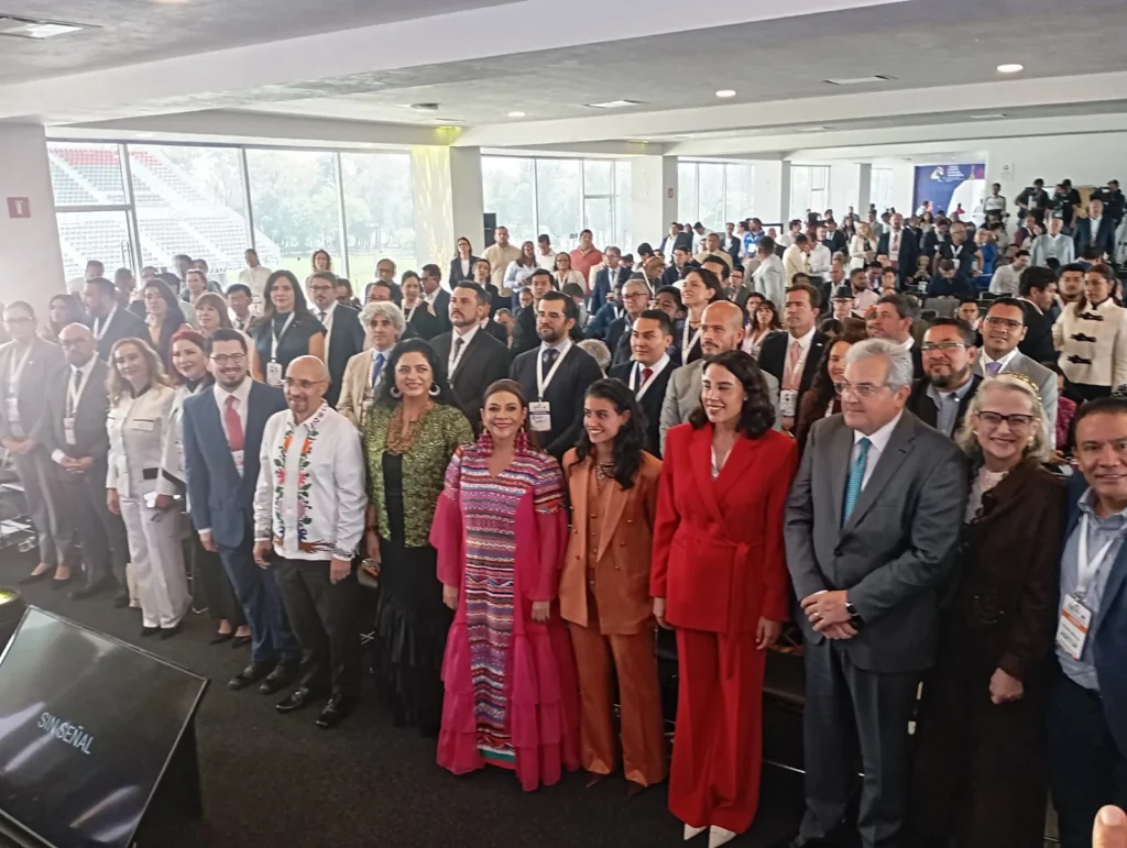 Autoridades y asistentes en la inauguración del Congreso Mundial de Turismo Deportivo en la Ciudad de México.