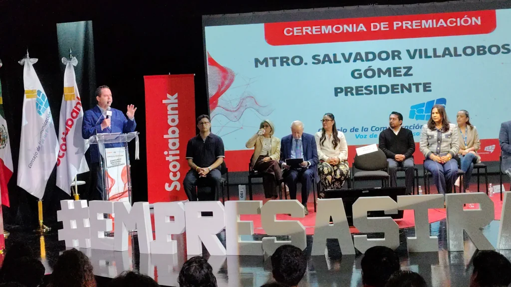 Salvador Villalobos Consejo de la Comunicación impulsa juventud emprendedora en México durante premiación Voz de los Emprendedores