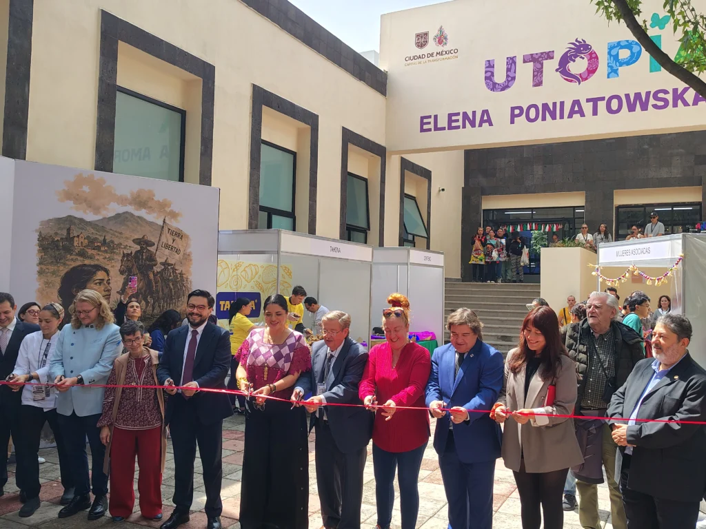 Autoridades cortan el listón inaugural del 1er Festival del Pan Dulce Mexicano frente a la Utopía Elena Poniatowska Amor.