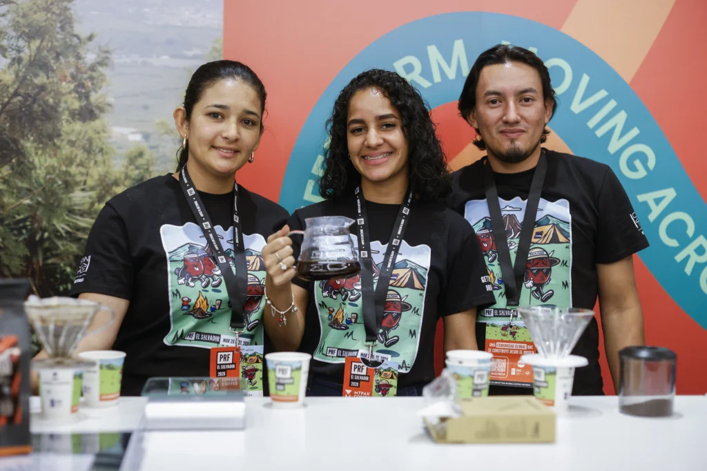 Equipo de baristas y productores en PRF El Salvador 2023 durante demostración de café