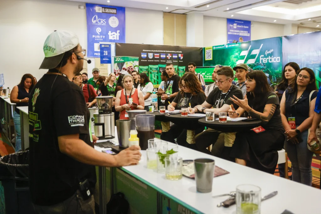 Demostración de barista en PRF México 2027 con público asistente en convención de café