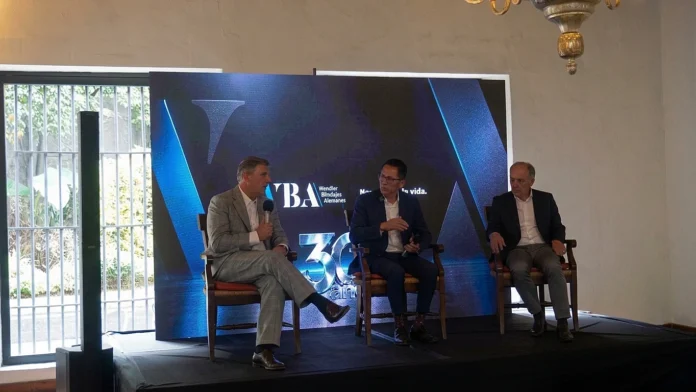 Arturo Zabalza, Esteban Hernández López y Fabián Ebrard Casaubón participan en la conferencia por el 30 aniversario de WBA Blindajes Alemanes en México.